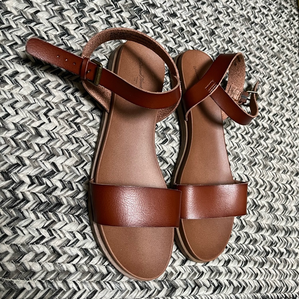Universal Thread Sandals